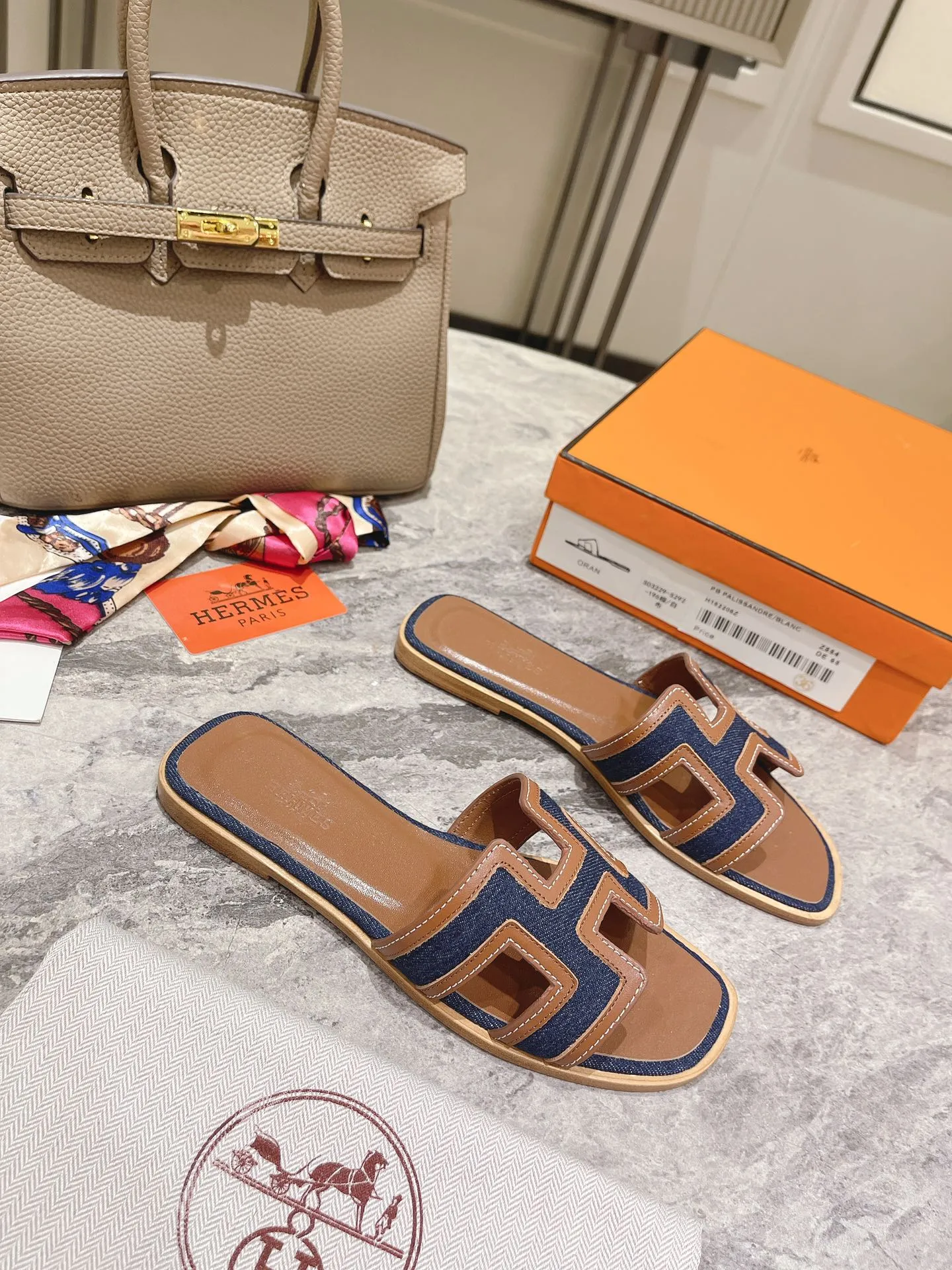 👟👟Ex-factory price 400👟👟 Genuine leather sole +50 New model for early spring, (high-end splicing and oil edge technology) newly revised version (Hermès), upgraded packaging, upgraded version and workmanship materials. Hermes®🔴The highest version of handmade shoes on the market✨✨ Top product Hermès slippers🐎 The new high-end fashion is the same as the original version, purely handmade by masters! ❥High-end customization, the highest version in the industry⚠❥Using: Hermers upper: Italian imported cowhide + original custom-grade Australian sheepskin feet + genuine leather outsole (pursuing top walking comfort) Hermes━━━━━ size: 35-40 (34.41.42 custom-made, non-returnable) Genuine leather sole Rubber sole